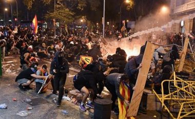 Kaos në Madrid: Mijëra protestues përleshen me policinë