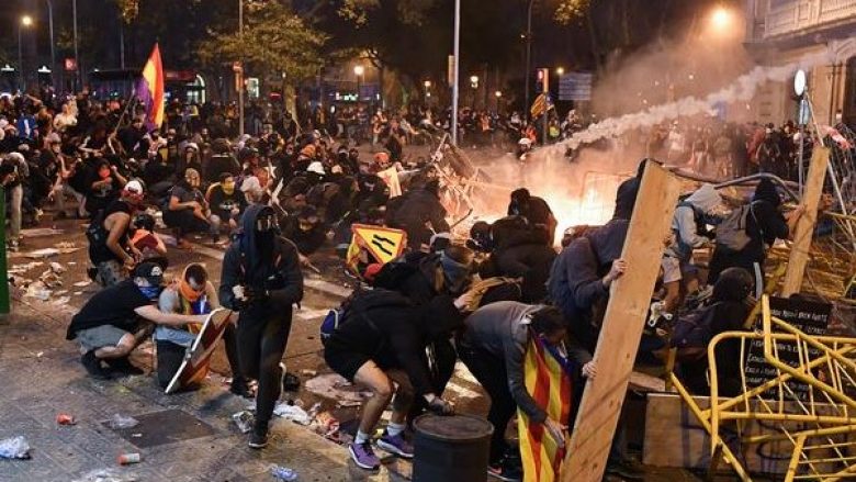 Kaos në Madrid: Mijëra protestues përleshen me policinë