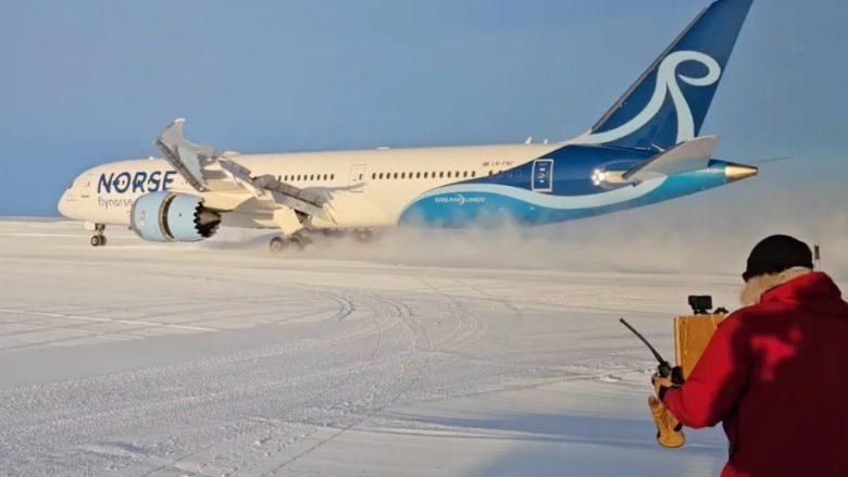 Boeing 787 bëhet aeroplani i parë i madh i pasagjerëve që aterroi në pistën e akullt të Antarktidës