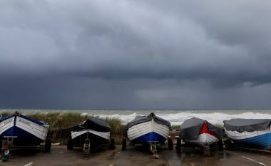 Era me shpejtësi deri në 207 km/h, një i vdekur dhe mbi 1 milion shtëpi pa energji elektrike në Francë – stuhia pritet të godasë shumë vende në Evropën Perëndimore