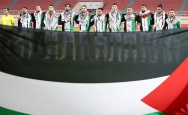 Në mes të rrethimit, Palestina luajti ndeshje kualifikuese për Kampionatin Botëror, ata dolën në fushe me shallet tradicionale