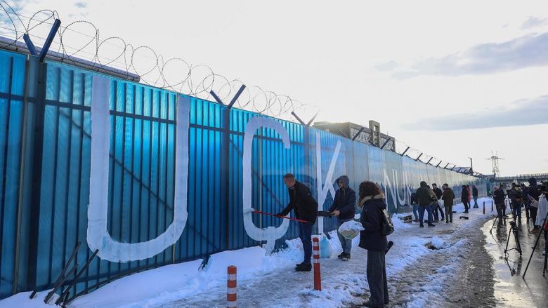 PSD me aksion simbolik kundër vizitës së Trëndafilovës: UÇK nuk mund të gjykohet