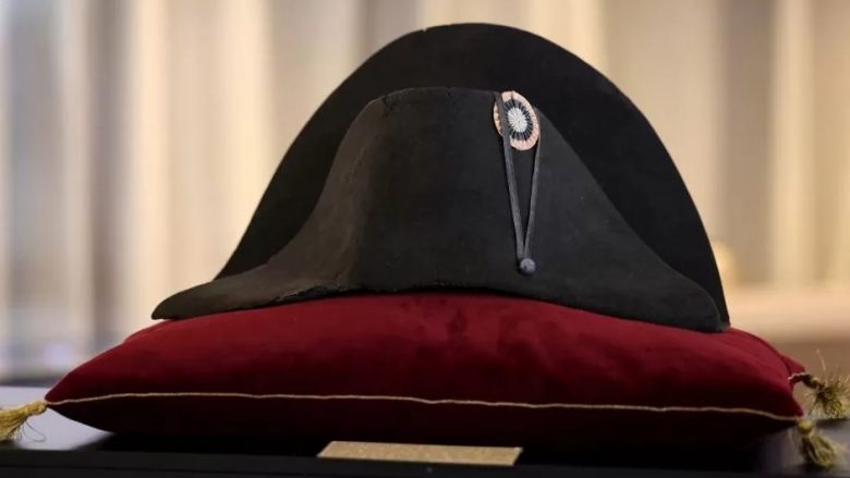 Kapela që i përkiste Napoleon Bonapartit është shitur në ankand për 1.9 milion euro