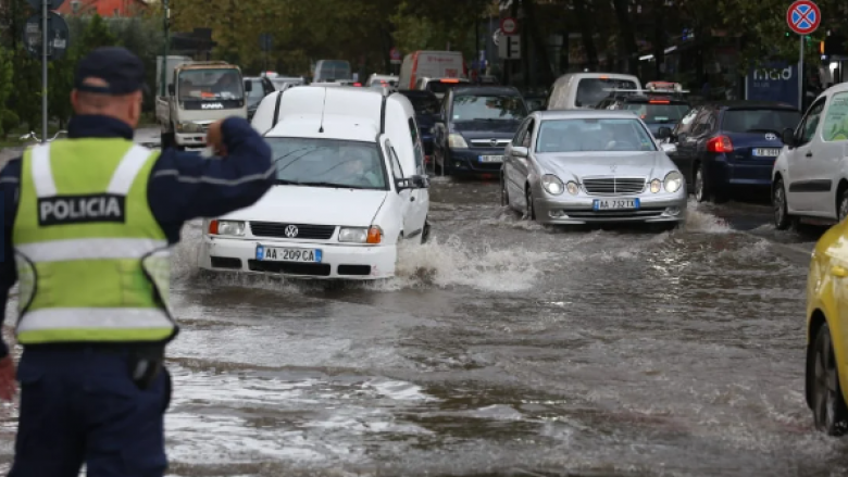 Tirana me trafik dhe rrugë të përmbytura përmes fotove