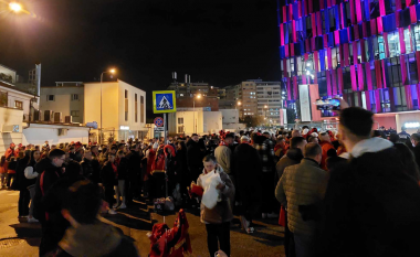 Atmosferë impozante para stadiumit “Air Albania”, tifozët po presin në radhë për t’u futur në stadium