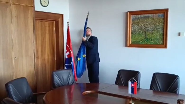 Kryeparlamentari pro-rus sllovak heq flamurin e BE-së dhe vendos fotografinë e Che Guevaras në zyrën e tij