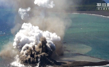 Shikoni ‘lindjen’ e një ishulli të ri – pas një shpërthimi vullkanik nënujor në Oqeanin Paqësor
