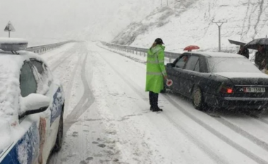 Reshjet e borës, akset rrugore që janë të bllokuara në Shqipëri