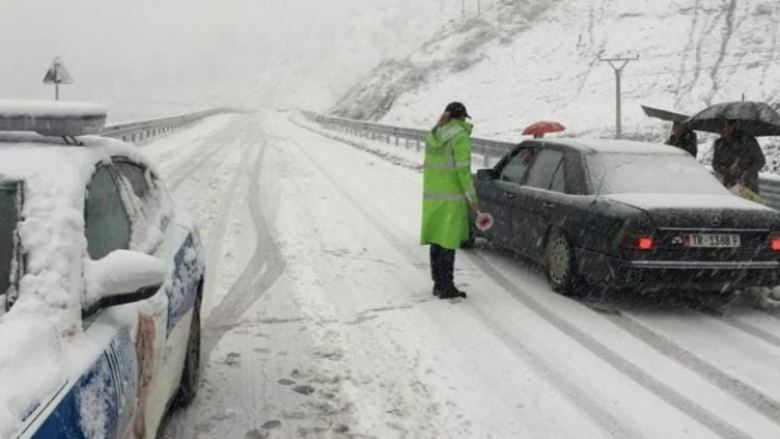 Reshjet e borës, akset rrugore që janë të bllokuara në Shqipëri