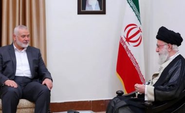 Khamenei thuhet se 'ia këputi këmbët' udhëheqësit të Hamasit – i tha se Irani nuk do të hyjë në luftë me Izraelin