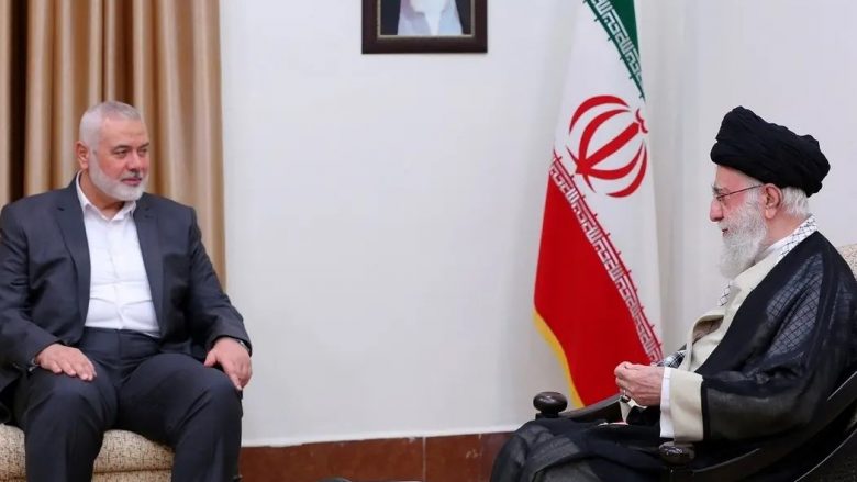 Khamenei thuhet se ‘ia këputi këmbët’ udhëheqësit të Hamasit – i tha se Irani nuk do të hyjë në luftë me Izraelin