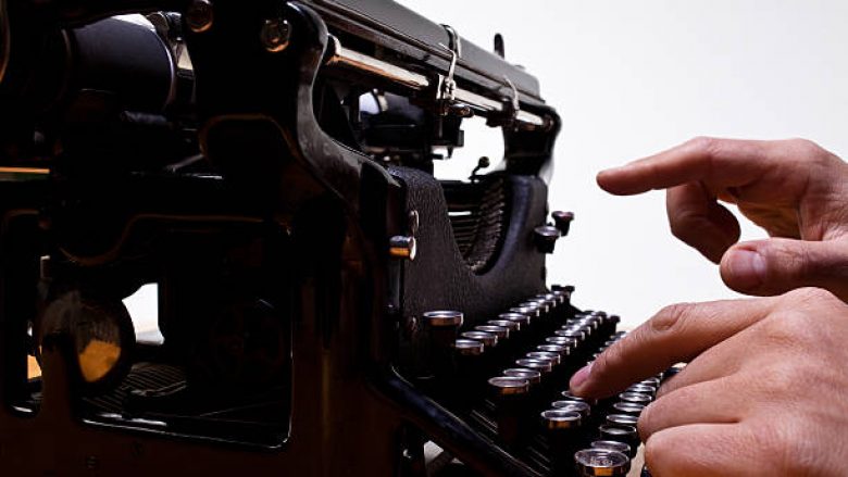 Si shkruajnë gazetarët dhe shkrimtarët?