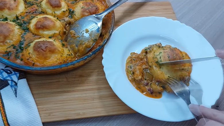 Fileta pule dhe toptha patatesh të pjekura në furrë – një vakt shumë i shijshëm