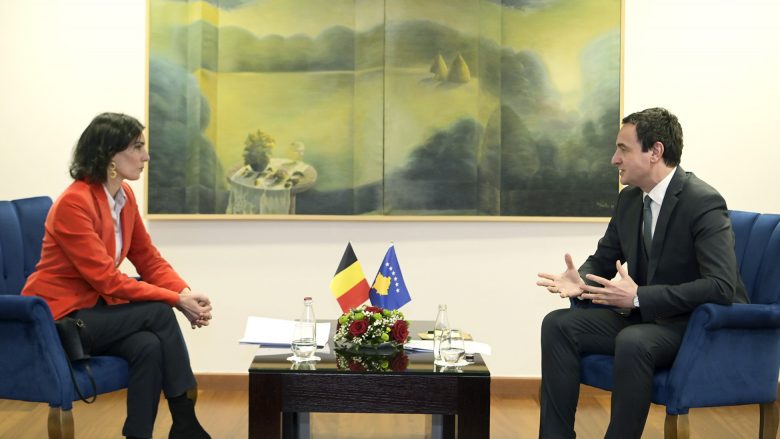 Kurti e njoftoi ministren belge për angazhimin dhe qasjen konstruktive të Kosovës në dialog