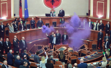Seancë plenare në kushte të pazakonta në Shqipëri – përmbysen karriget dhe ndizen flakadan në kuvend nga opozita