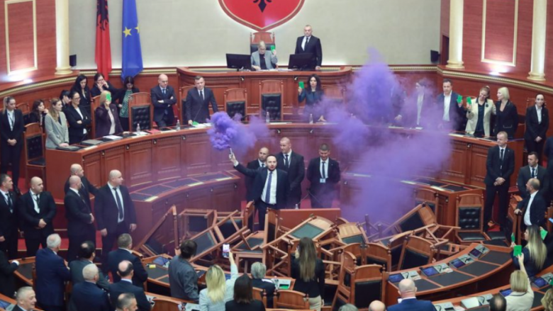 Seancë plenare në kushte të pazakonta në Shqipëri – përmbysen karriget dhe ndizen flakadan në kuvend nga opozita