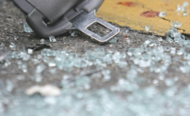 Aksident në rrugën Kumanovë – Shkup, lëndohet rëndë një person