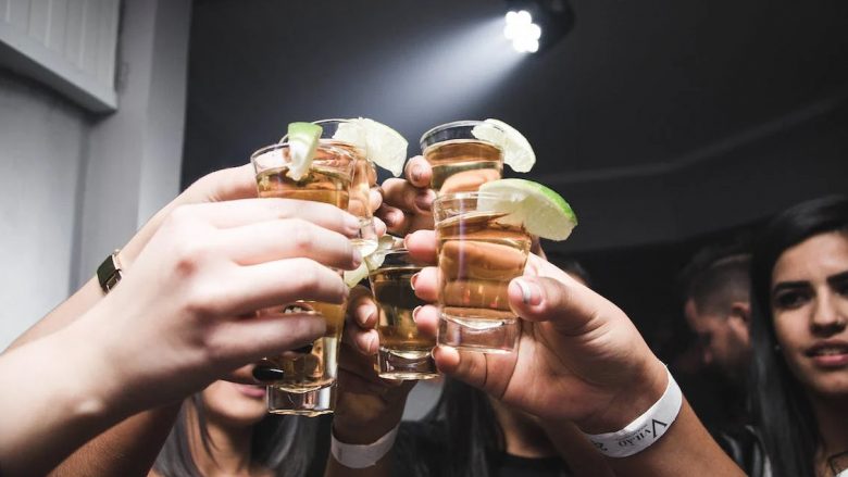Mendoni para se ta pini gotën e radhës – shkencëtarët zbulojnë sa kohë i duhet trurit për t’u rikuperuar nga alkooli