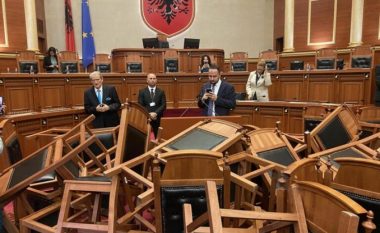 Kuvendi i Shqipërisë kthehet në “fushëbetejë” – përveç përmbysjes së karrigeve pati edhe përleshje fizike mes deputetëve