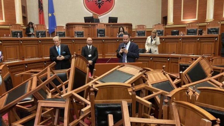 Kuvendi i Shqipërisë kthehet në “fushëbetejë” – përveç përmbysjes së karrigeve pati edhe përleshje fizike mes deputetëve