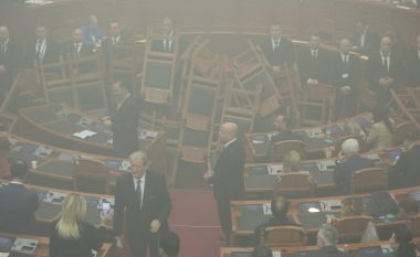 Ndezën tymuese në Kuvendin e Shqipërisë, grupi i PS-së kërkon masë disiplinore ndaj tre deputetëve të opozitës