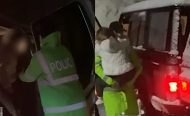 Bora bllokon rrugën në Qafë Murriz, shpëtohen dy fëmijë dhe prindërit e tyre që mbetën të bllokuar në automjet