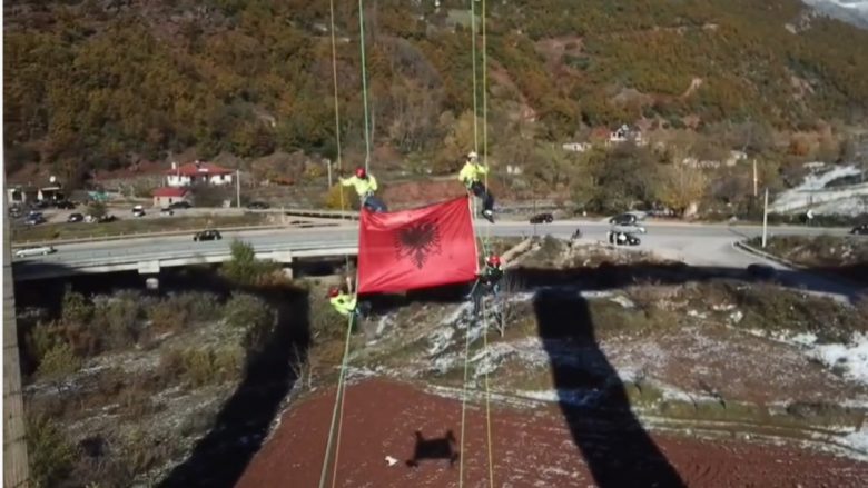 Pamje spektakolare! Flamuri shqiptar ngrihet në urën e Bushtricës