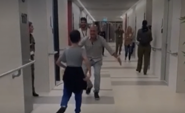 Momenti kur nëntëvjeçari vrapon për të përqafuar babanë e tij, shtatë javë pasi ishte mbajtur peng nga Hamasi