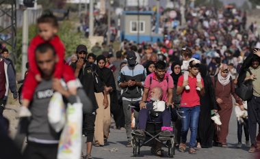 "Nuk ka mbetur asgjë": Palestinezët që ikin në jug përshkruajnë situatën e rëndë në qytetin e Gazës