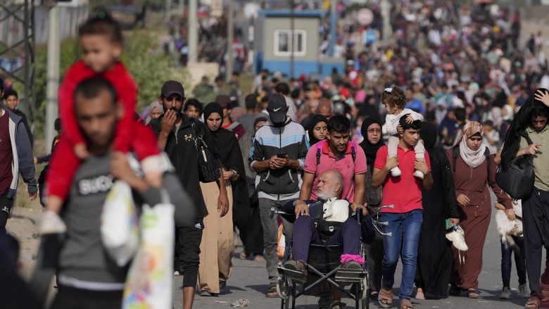 “Nuk ka mbetur asgjë”: Palestinezët që ikin në jug përshkruajnë situatën e rëndë në qytetin e Gazës