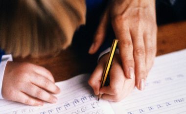 Pasoja të rënda nëse e pengoni fëmijën të shkruajë me dorën e majtë: Vetëm në këtë rast mësojeni të jetë i djathtë