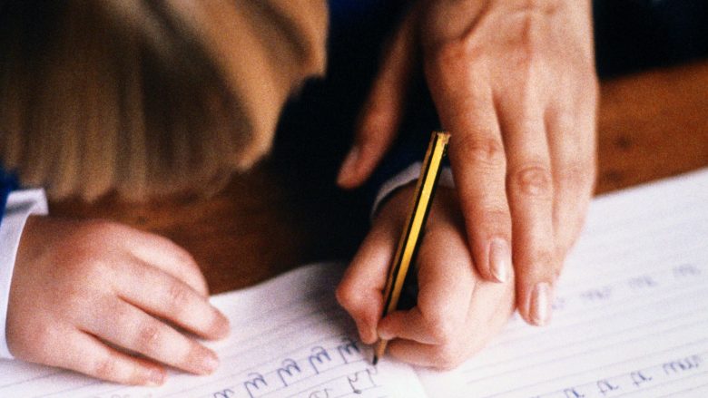 Pasoja të rënda nëse e pengoni fëmijën të shkruajë me dorën e majtë: Vetëm në këtë rast mësojeni të jetë i djathtë