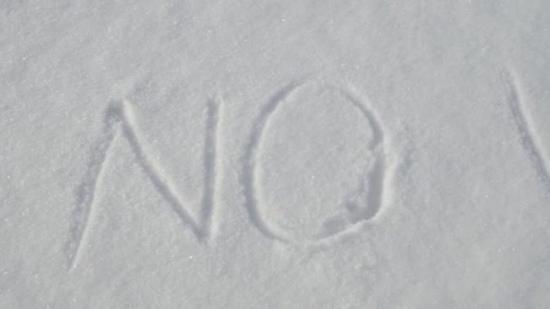 Një rus përfundoi në burg pasi shkroi “Jo luftës” në borë