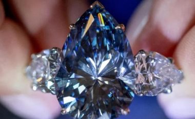 Një diamant blu shumë i rrallë shitet me një çmim mbi 40 milionë dollarë