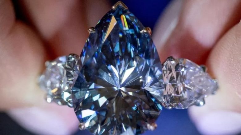 Një diamant blu shumë i rrallë shitet me një çmim mbi 40 milionë dollarë