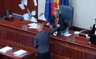 Apasiev poshtëron Kuvendin e Maqedonisë, nxjerr këpucën për të vulosur amandamentet