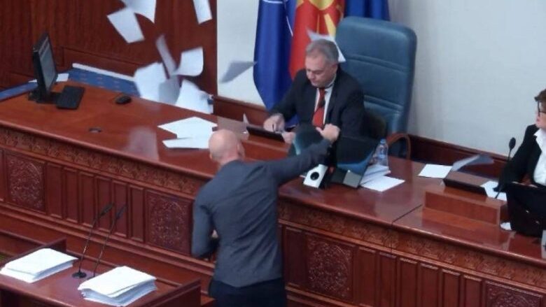 Deputetët e “Të Majtës” demolojnë Kuvendin e Maqedonisë së Veriut