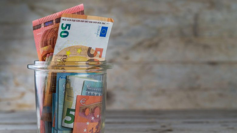 Në dy vende, njerëzit shpenzojnë më shumë se sa fitojnë – ja sa para u mbesin në fund të muajit, evropianëve