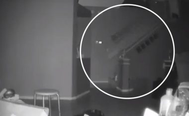 Një kamera sigurie regjistroi një “figurë drithëruese” në shtëpi, pronari i frikësuar kërkon ndihmë