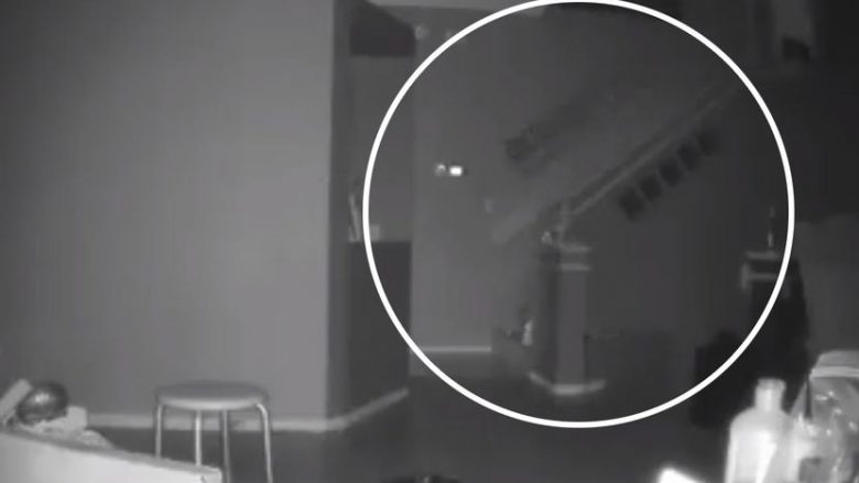 Një kamera sigurie regjistroi një “figurë drithëruese” në shtëpi, pronari i frikësuar kërkon ndihmë