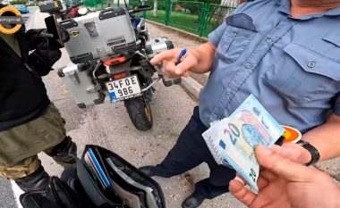 Turistët turq i dhanë 20 euro ryshfet një polici në Bosnje – ai vizatoi gjithçka për ta në një letër