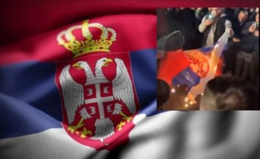 E dogjën flamurin serb në Tiranë, reagojnë ambasadat si dhe Ministria e Jashtme e Serbisë