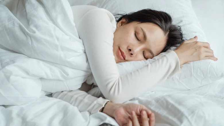 Dridhja pak para se të flini është një fenomen unik: A e dini pse ndodh?