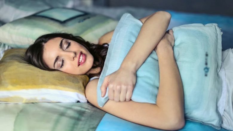 Femrat që flenë më pak se shtatë orë në natë kanë rrezik më të madh për zhvillimin e sëmundjes kronike