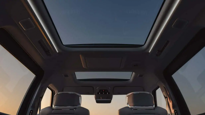 Brenda interiorit të mini-furgonit të Volvo-s, EM90 – “një dhomë ndenjeje skandinave në lëvizje”