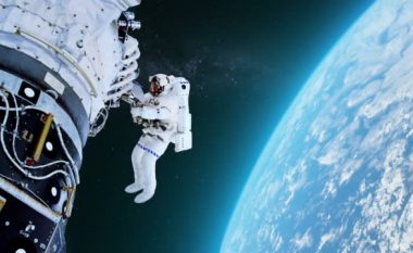 Astronautet e NASA-s humbën një kuti të veglave gjatë shëtitjes në hapësirë