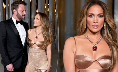 Me fustan transparent dhe dekolte të shprehur, J.Lo u kujdes të ishte në qendër të vëmendjes në mbrëmjen gala