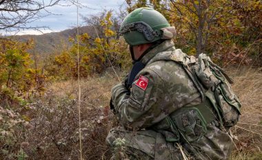 Ushtarët turq të KFOR-it patrullojnë në malet e Kosovës