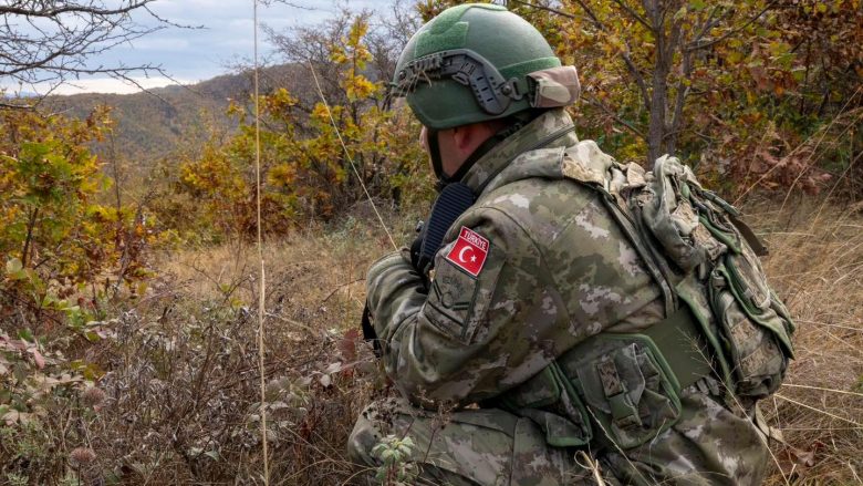 Ushtarët turq të KFOR-it patrullojnë në malet e Kosovës