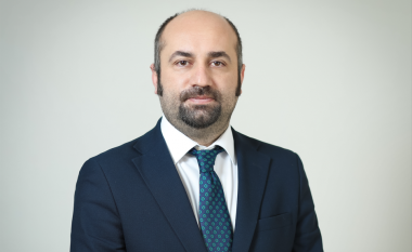 Drejtori i Investimeve Kapitale në Prishtinë reagon ashpër ndaj Muratit, e quan “këlysh të shefit” dhe “adoleshent”